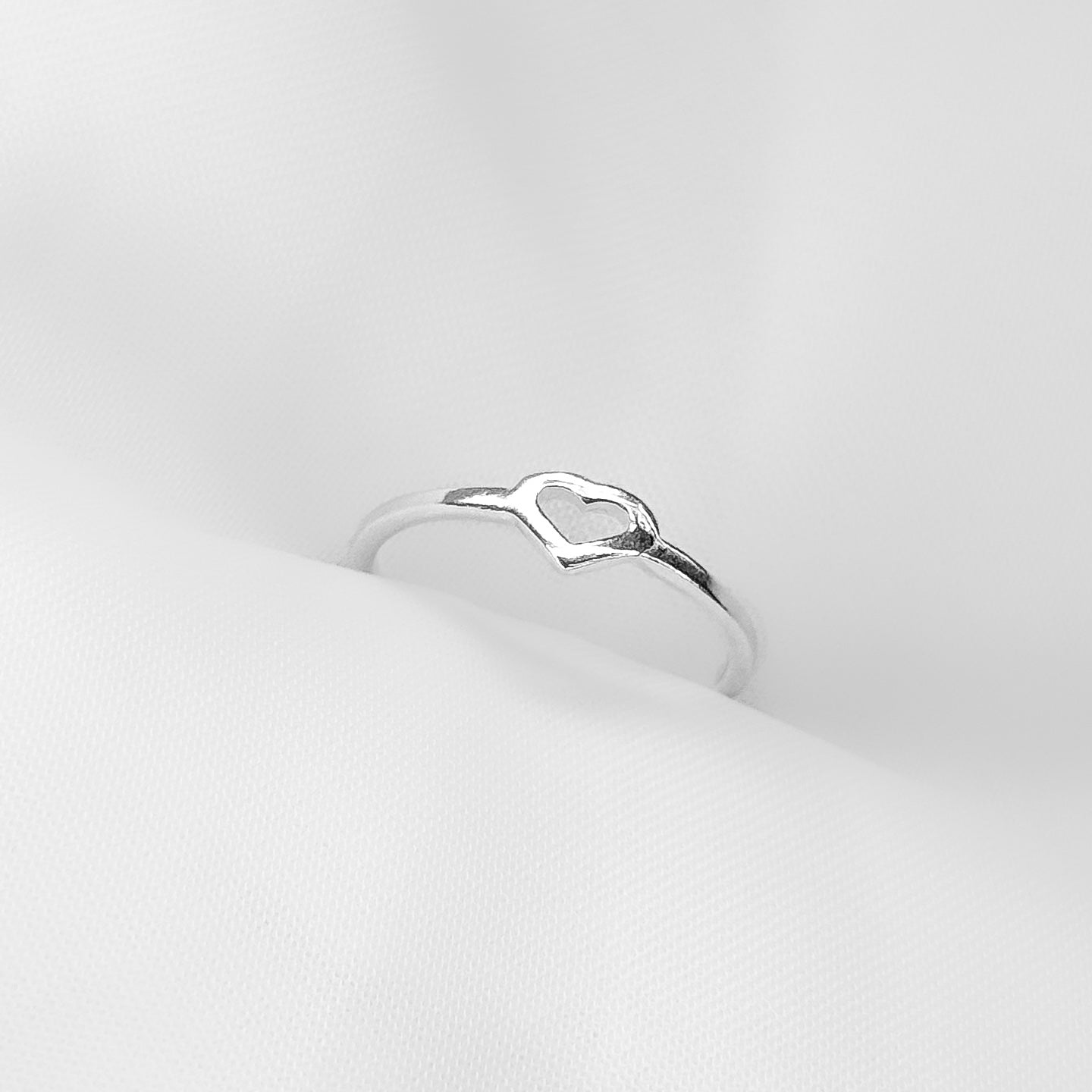 ANEL MINI CORAÇÃO VAZADO LISO