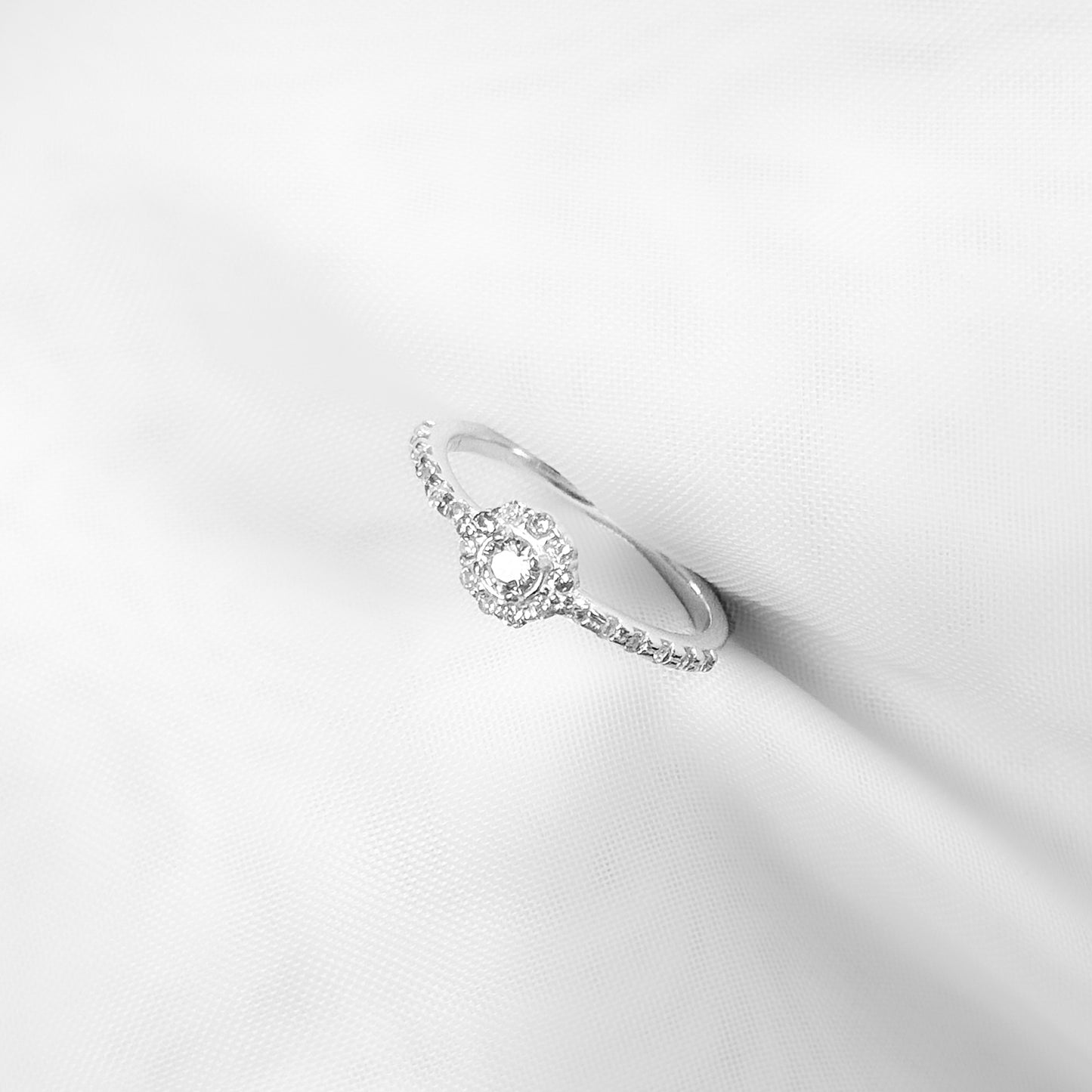 ANEL FLOR SOLITÁRIO CRAVEJADO