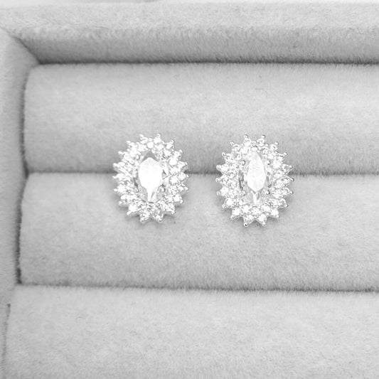 BRINCO OVAL CRAVEJADO COM ZIRCÔNIAS