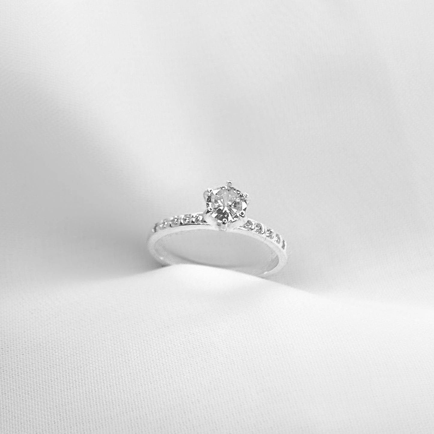 ANEL SOLITÁRIO CRAVAÇÃO INGLESA LATERAIS