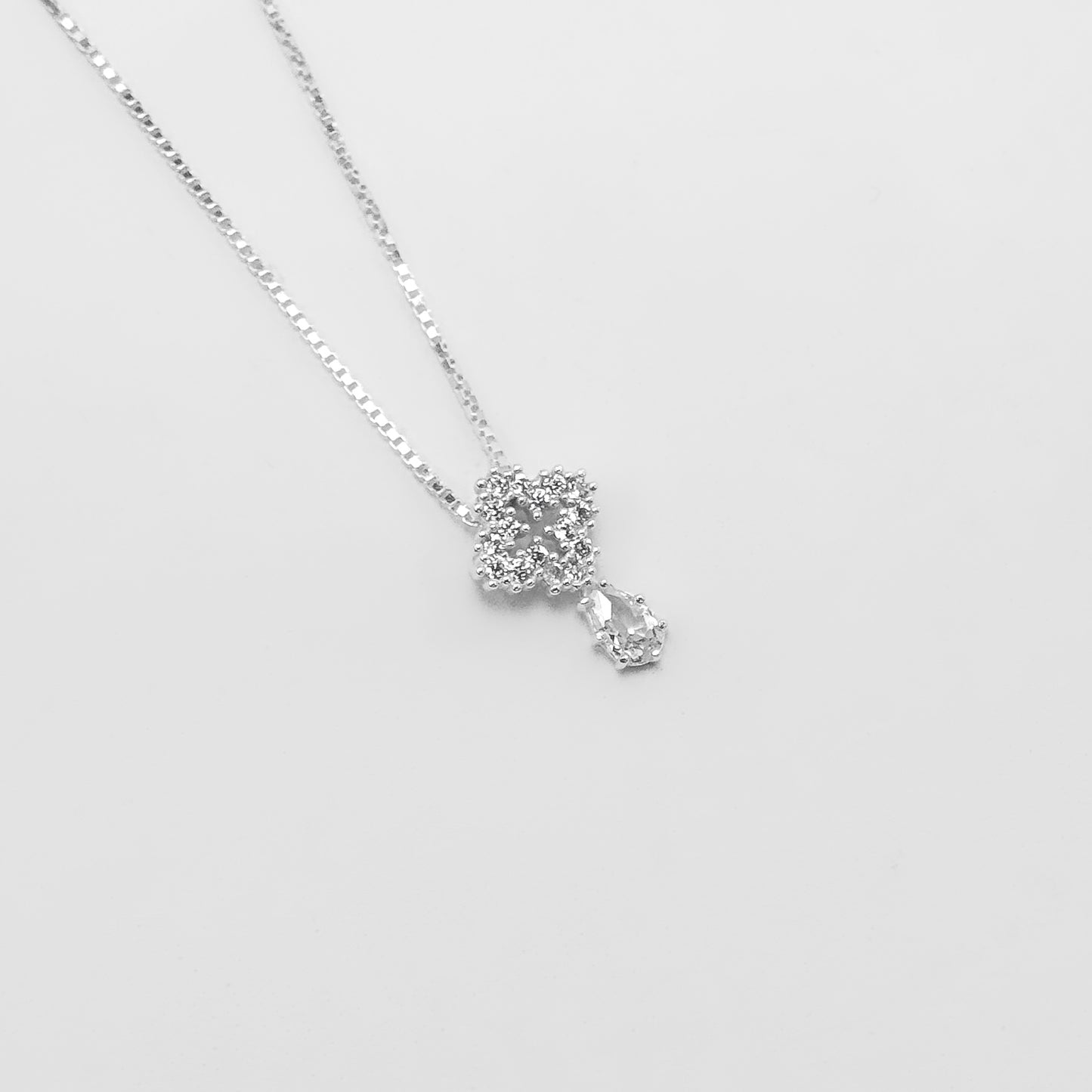 COLAR TREVO CRAVEJADO COM GOTA DE ZIRCÔNIA