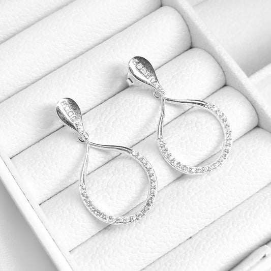 BRINCO GOTA VAZADA CRAVEJADA